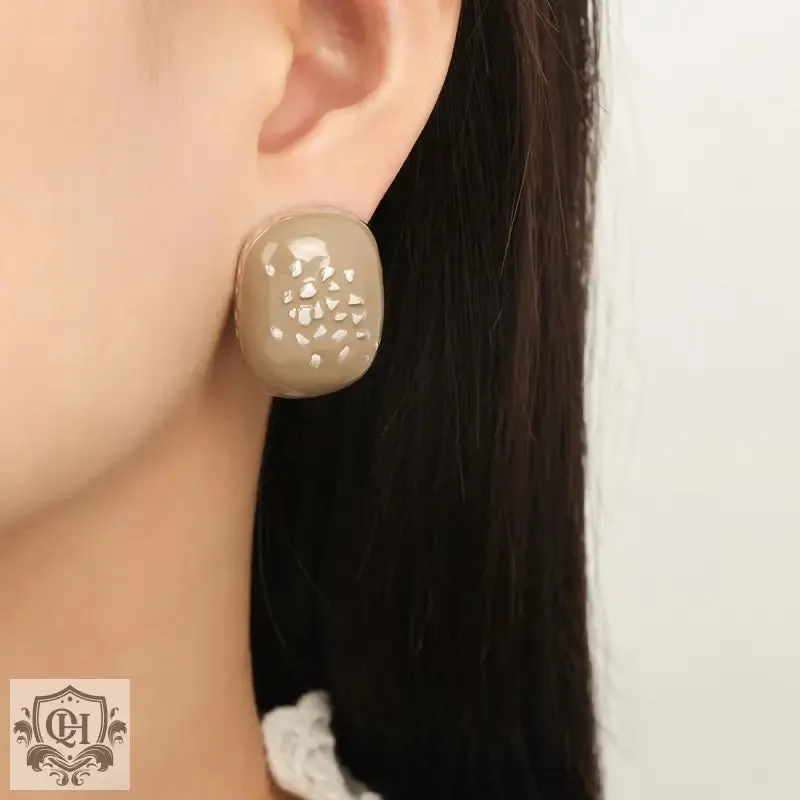 18K gold simple and elegant square design earrings