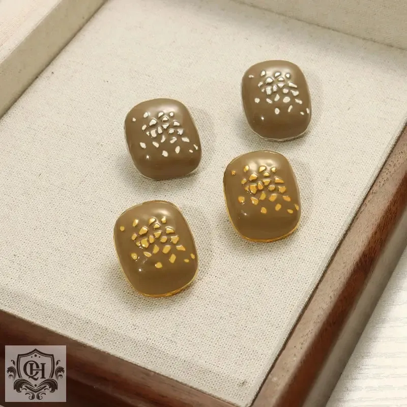 18K gold simple and elegant square design earrings