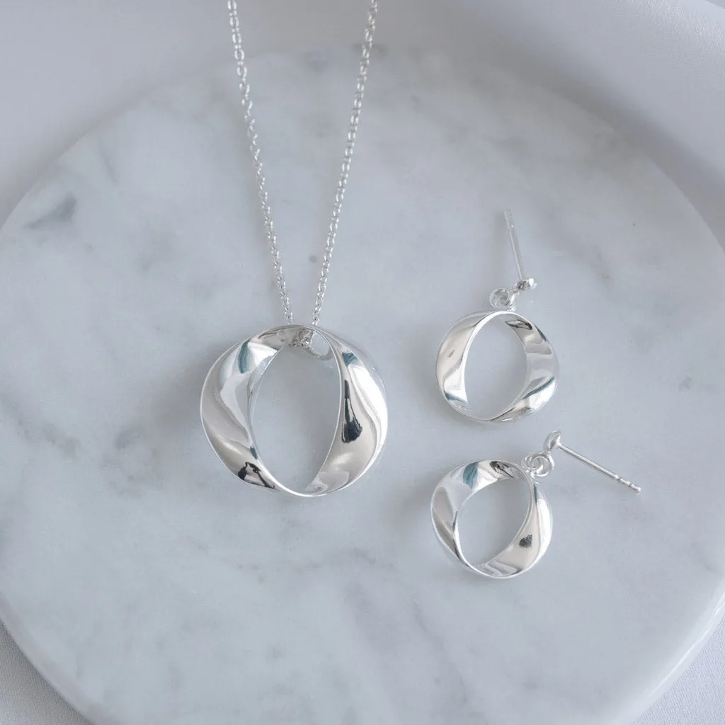 Colette Round Wavy Pendant Necklace