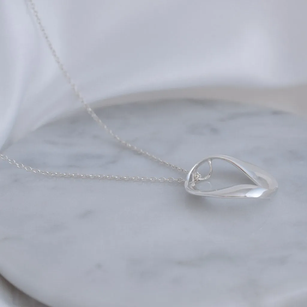 Colette Round Wavy Pendant Necklace