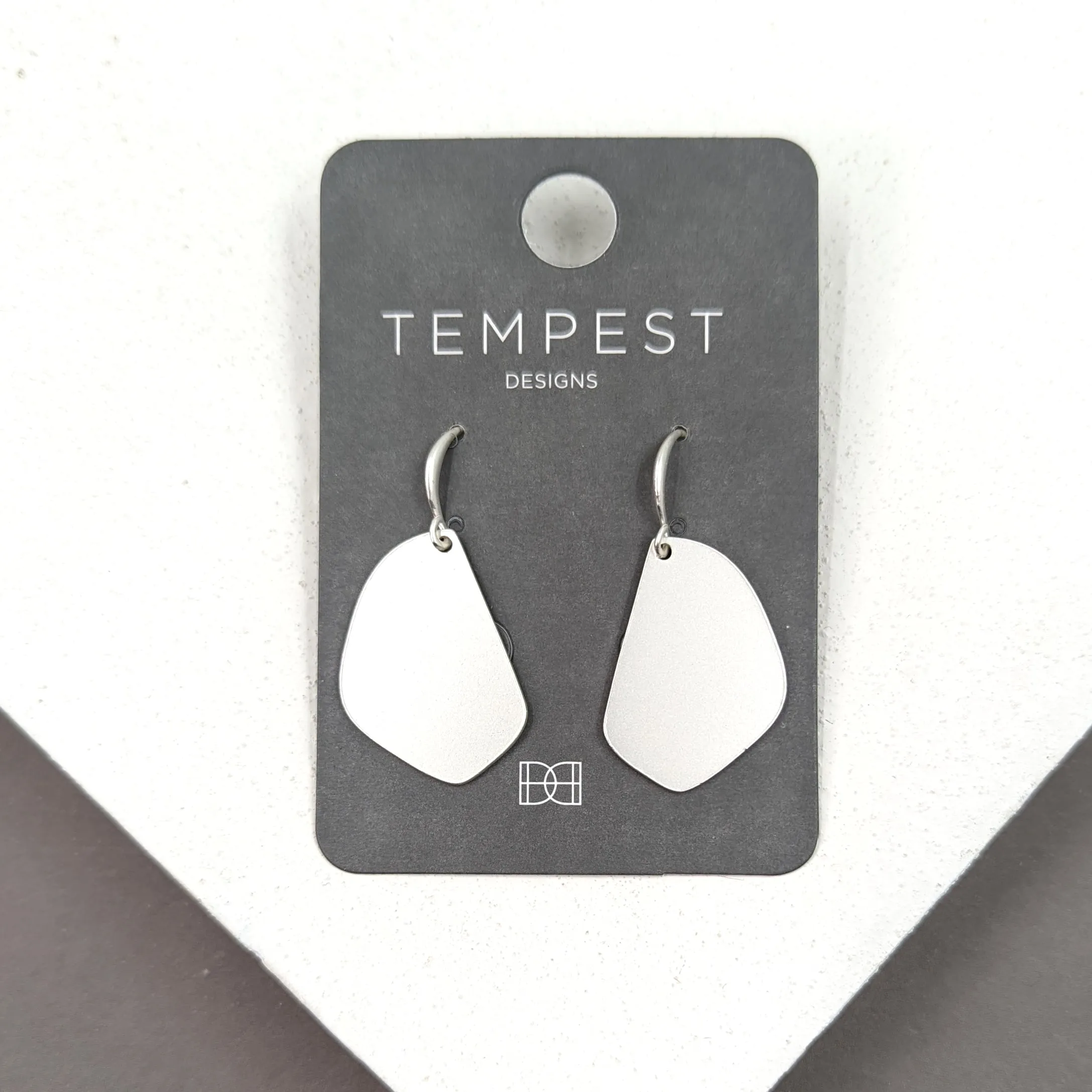 Contemporary shape simple earrings
