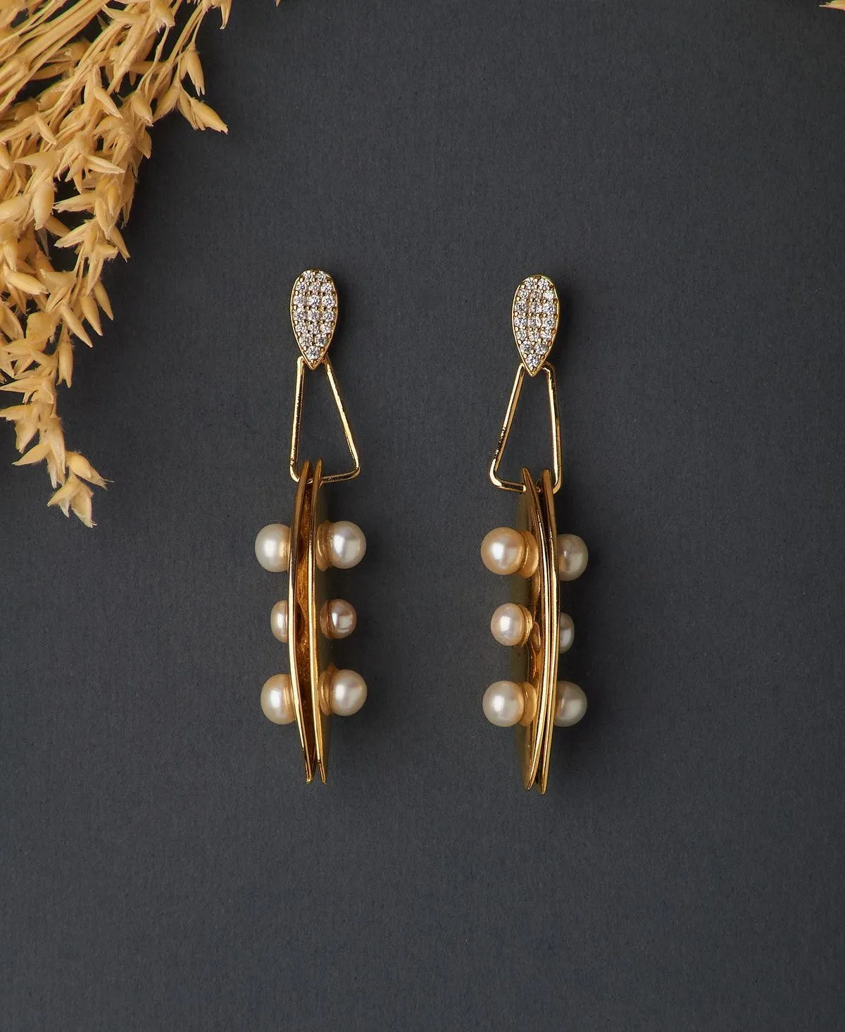 Fashionable Pearl Hanging Earring