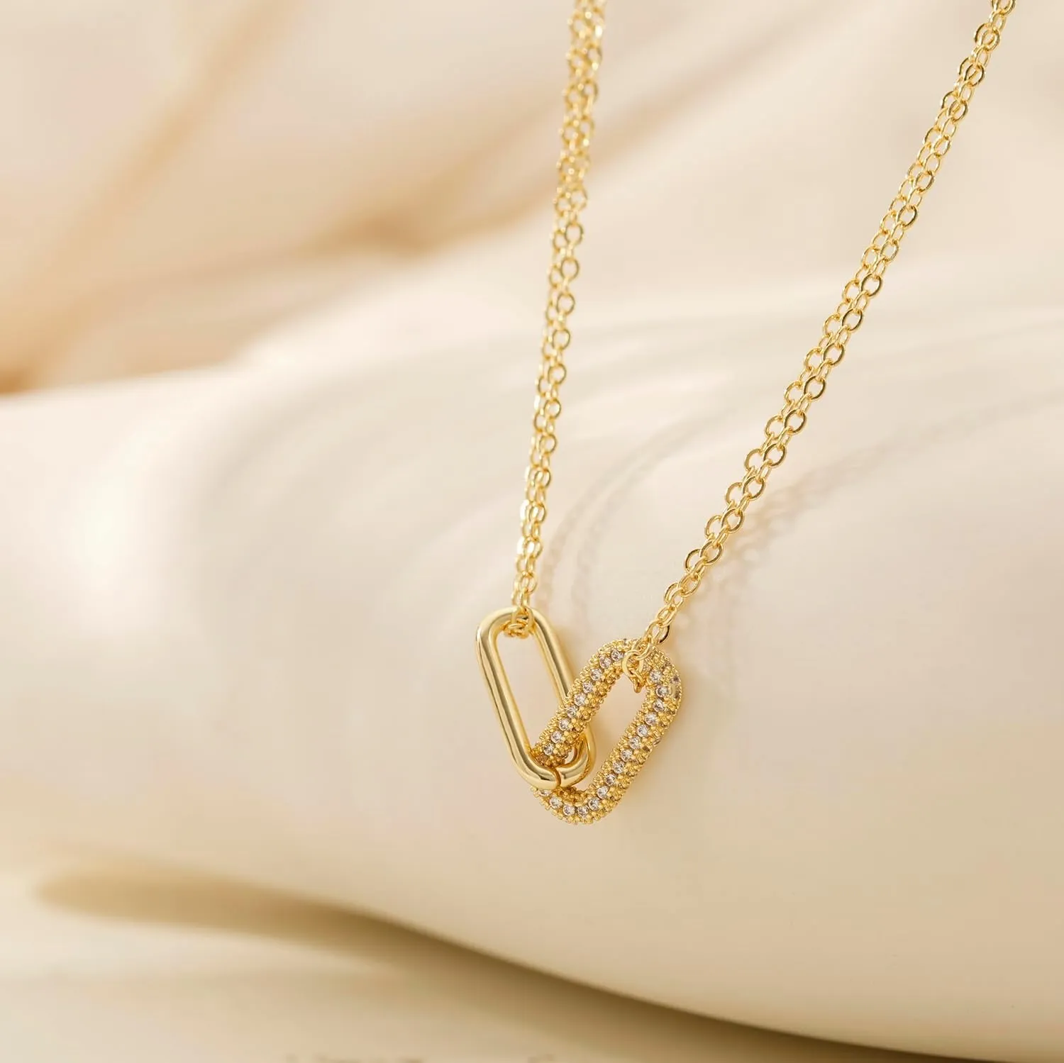 Gold Pendant Necklace for Women, Dainty Diamond Necklaces for Women Simple 14K Gold Plated Paperclip Choker Necklaces Cute Minimalist Open Oval Necklaces Gold Jewelry for Women Gifts