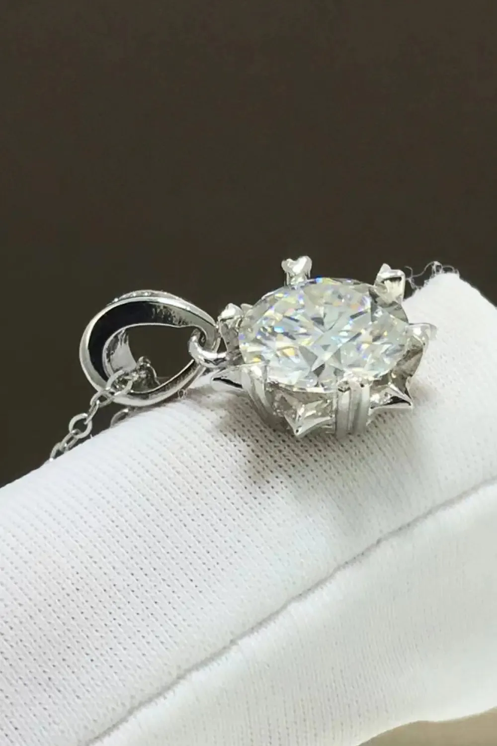 LOVCIA Looking At You 2 Carat Moissanite Pendant Necklace