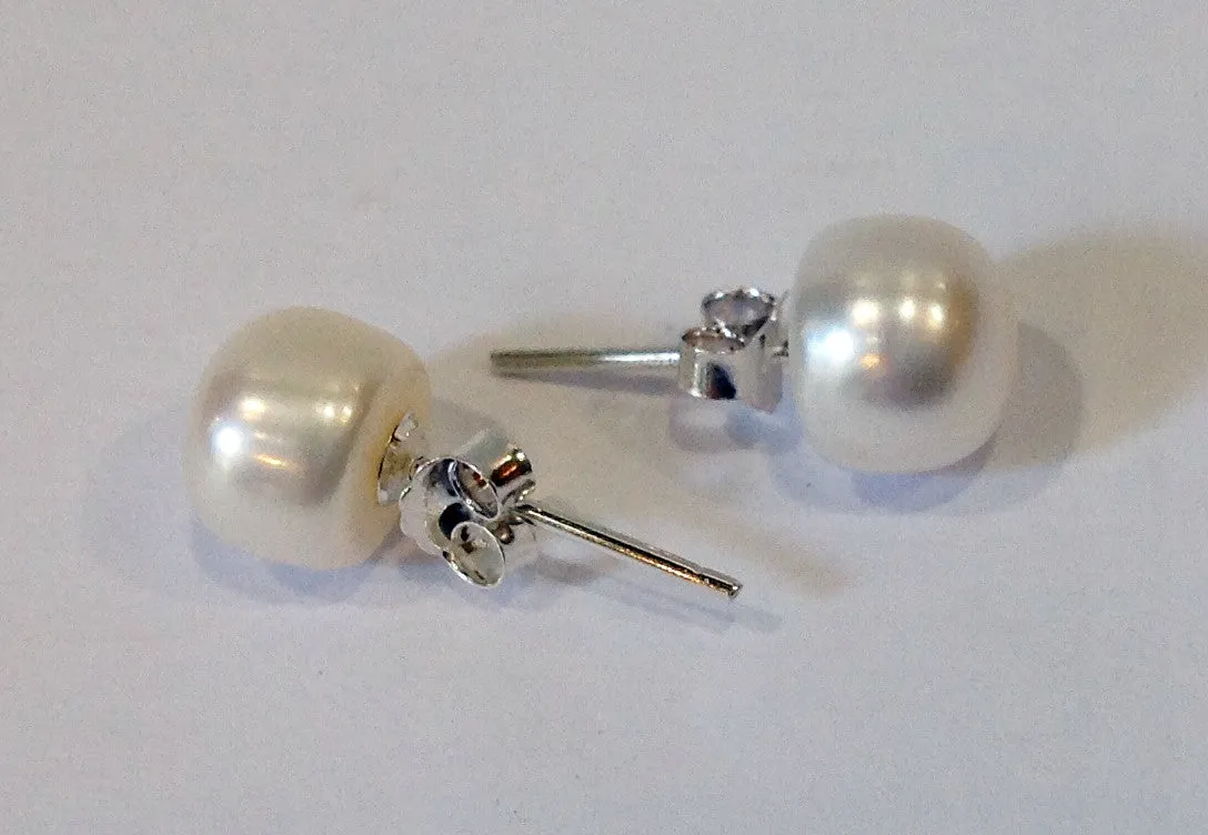 Medium Freshwater Pearl Studs