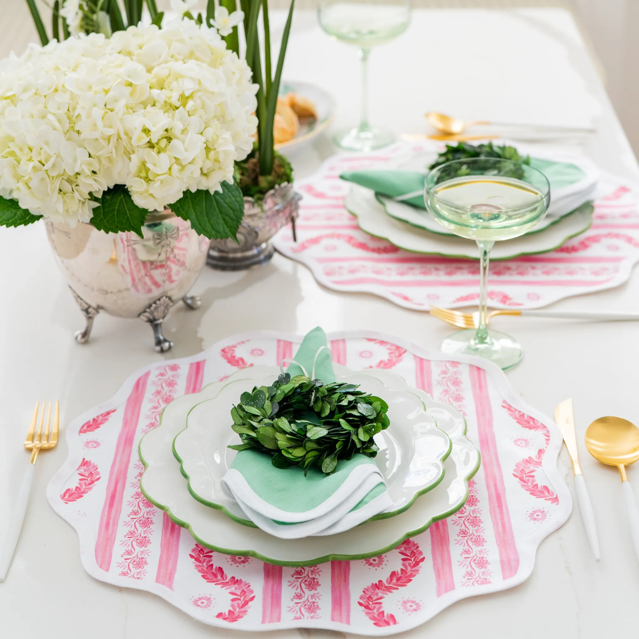 Round Scalloped Placemat, Boxwood Garden - Rose