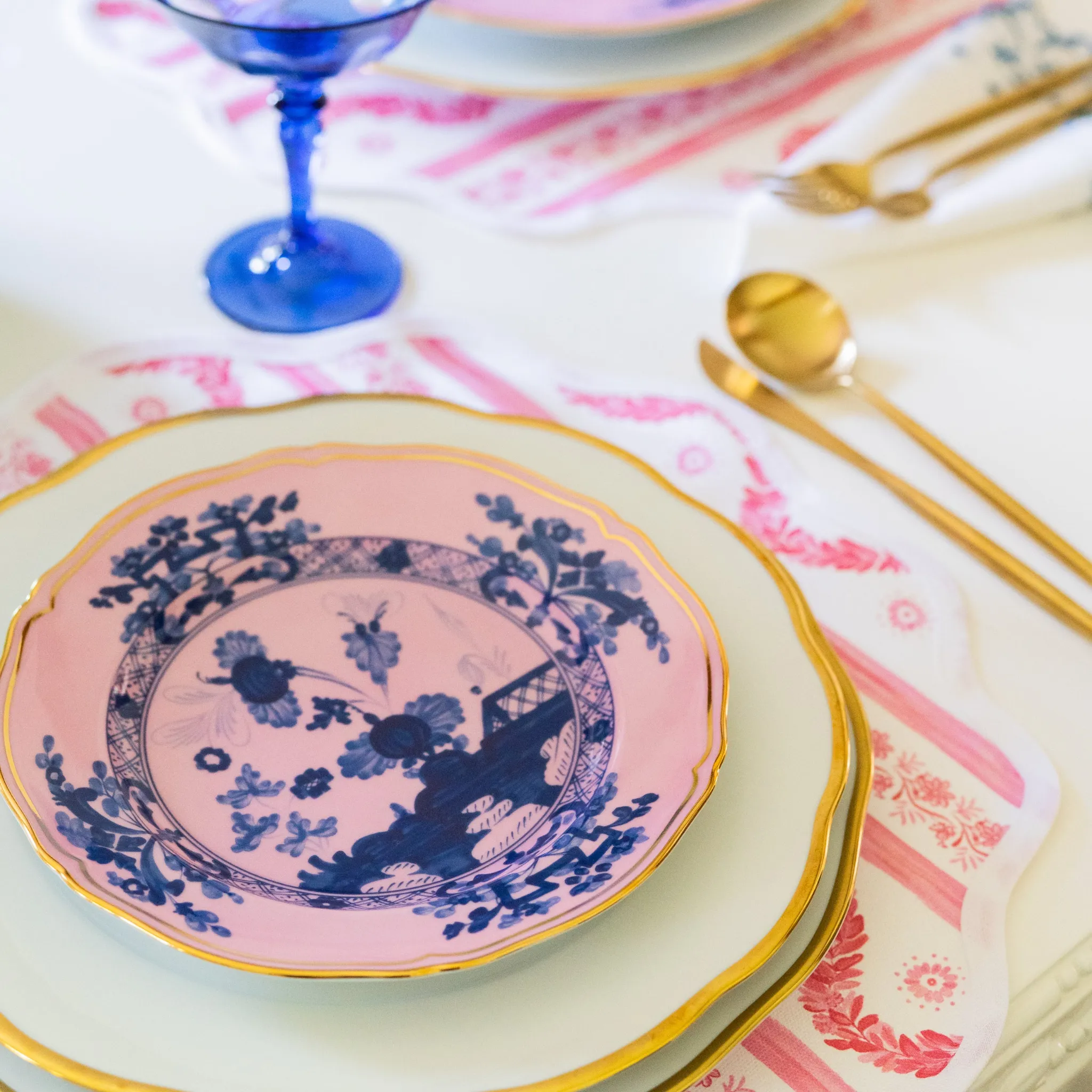 Round Scalloped Placemat, Boxwood Garden - Rose