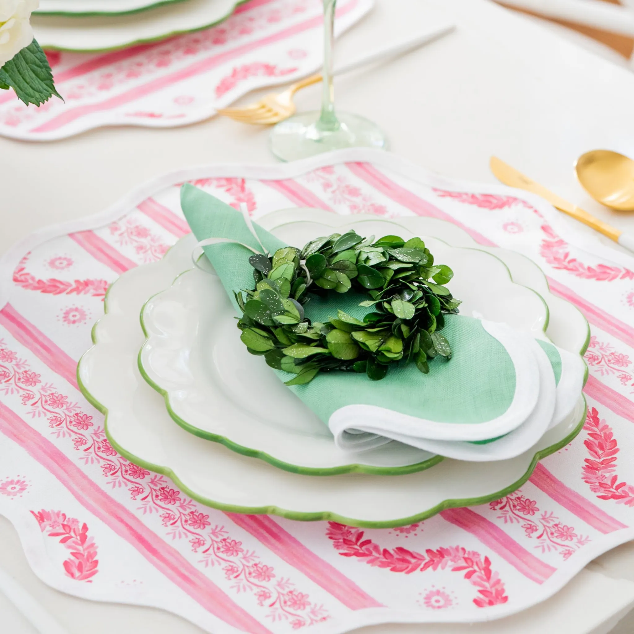 Round Scalloped Placemat, Boxwood Garden - Rose