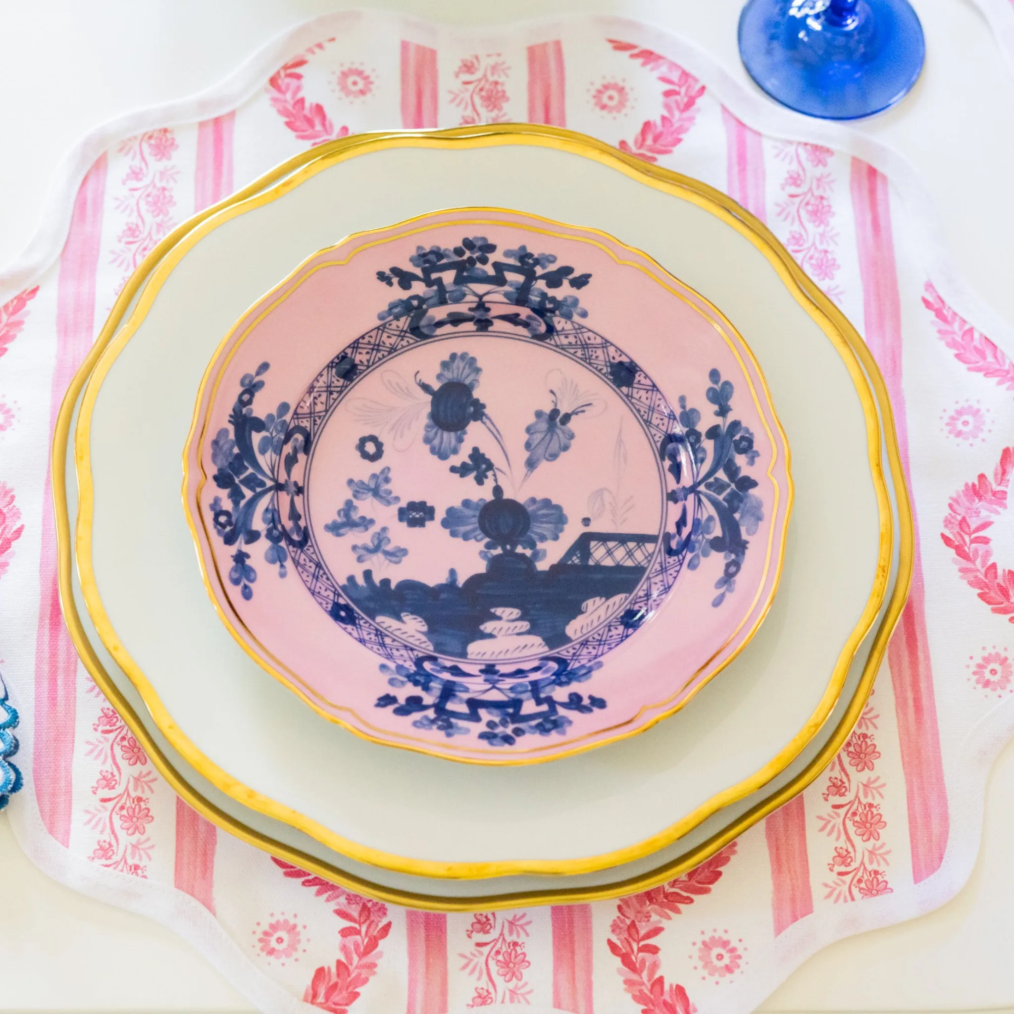Round Scalloped Placemat, Boxwood Garden - Rose