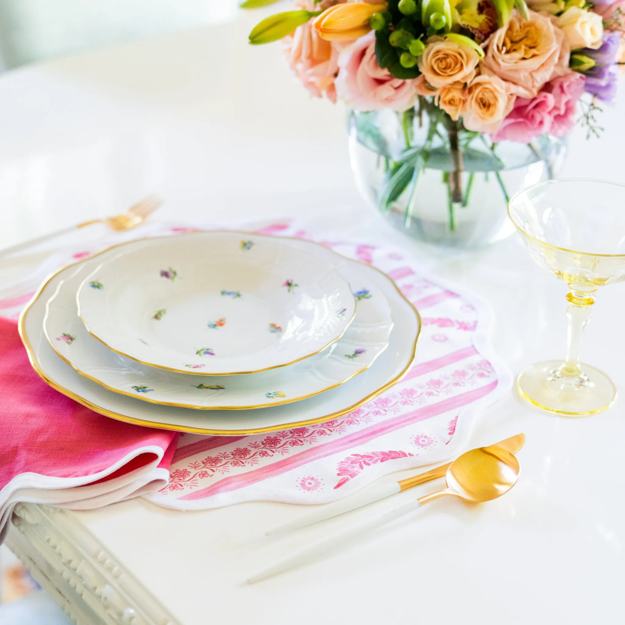 Round Scalloped Placemat, Boxwood Garden - Rose