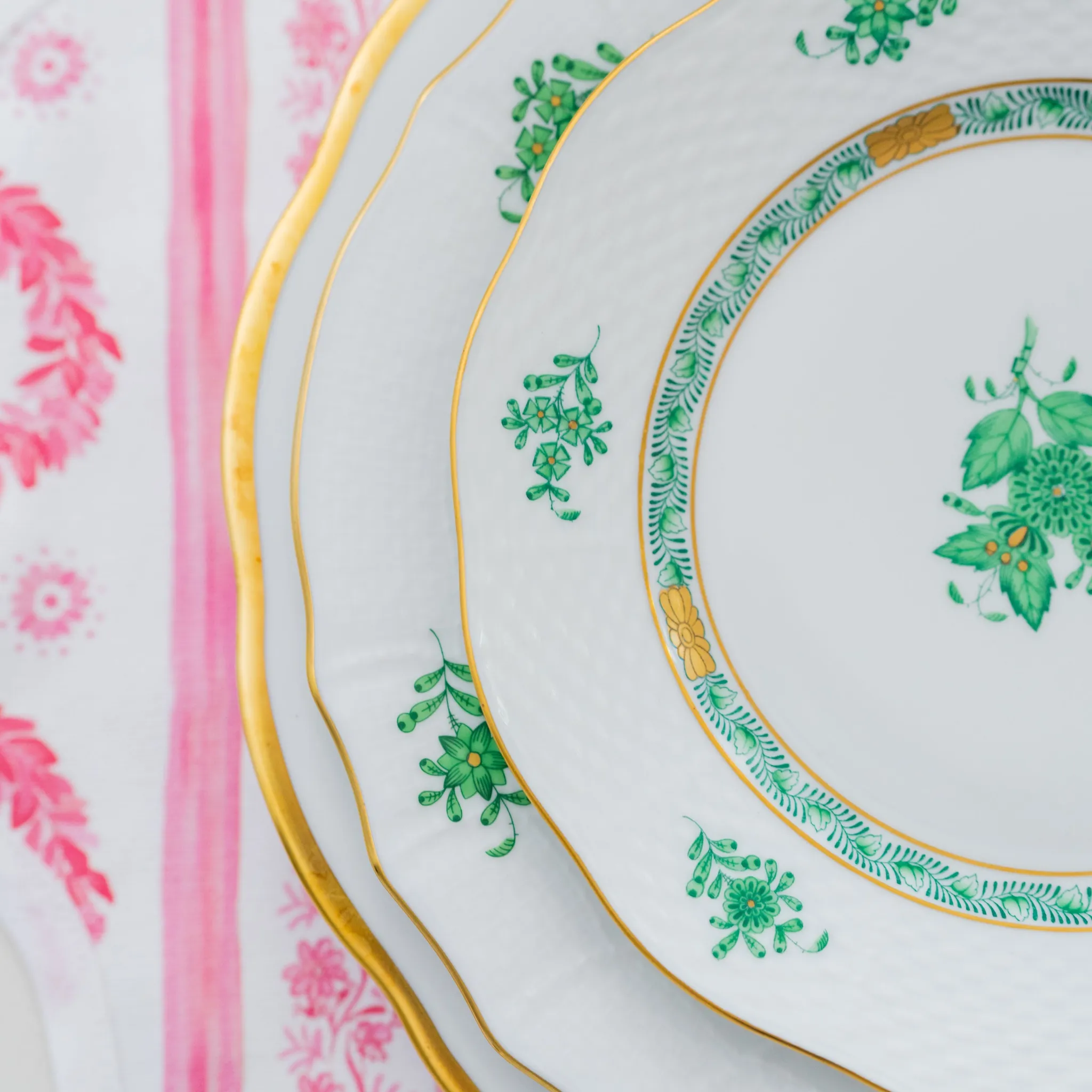 Round Scalloped Placemat, Boxwood Garden - Rose