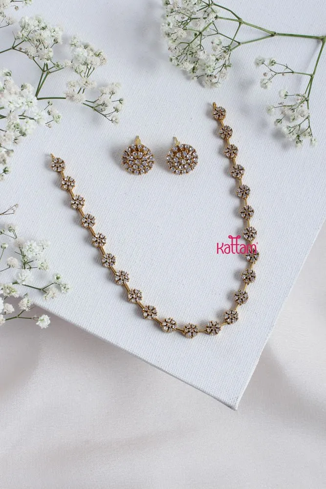 Simple AD White Floral Choker