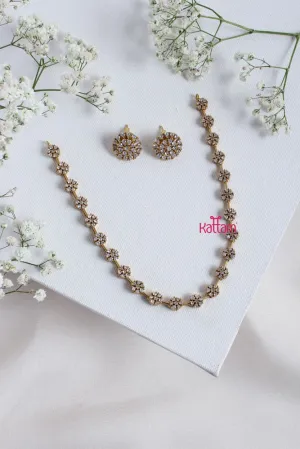 Simple AD White Floral Choker