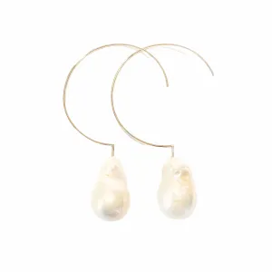 Simple Baroque 14 kt gold earrings