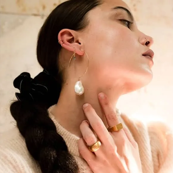 Simple Baroque 14 kt gold earrings