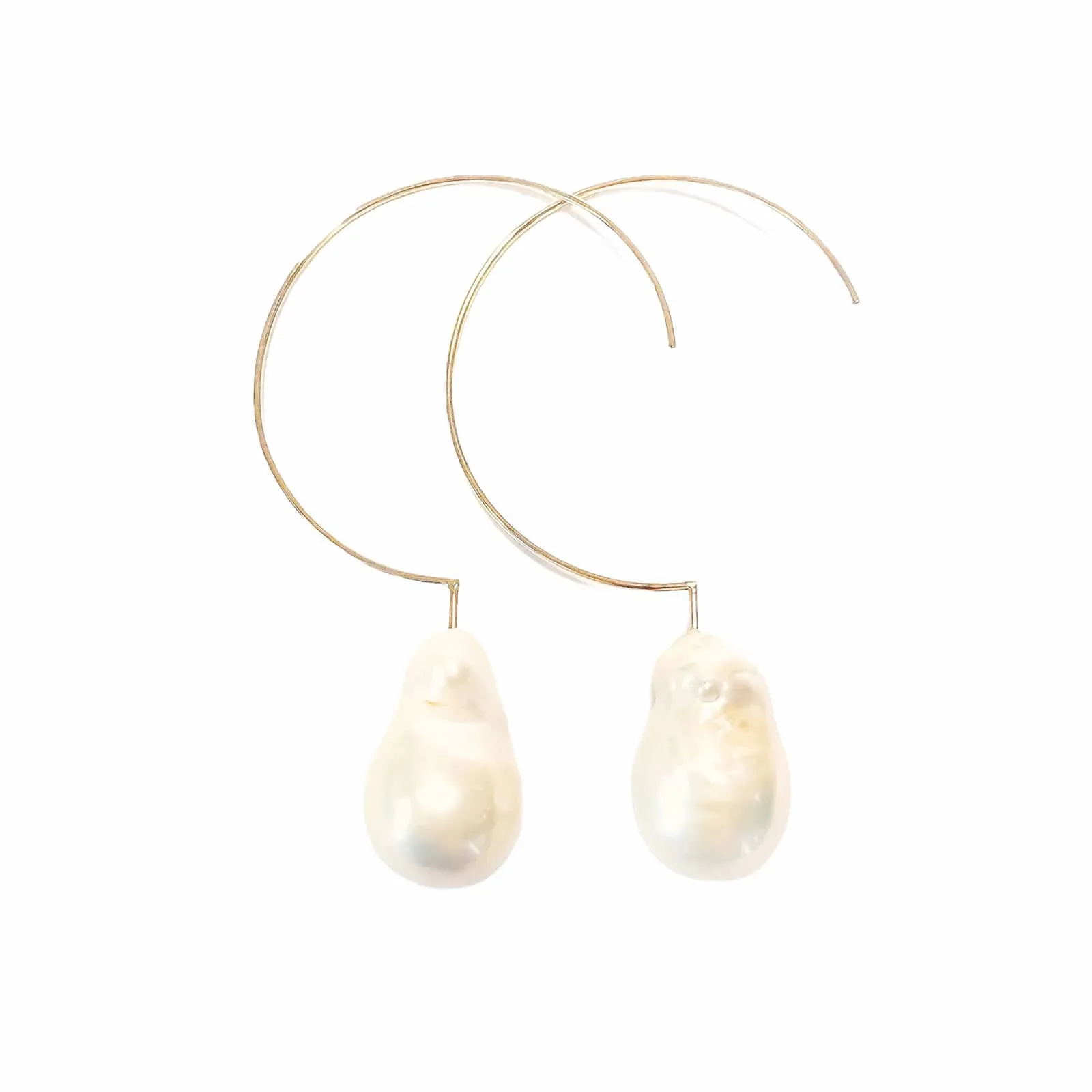 Simple Baroque 14 kt gold earrings
