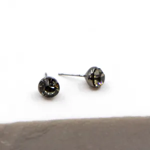 Simple stud earrings