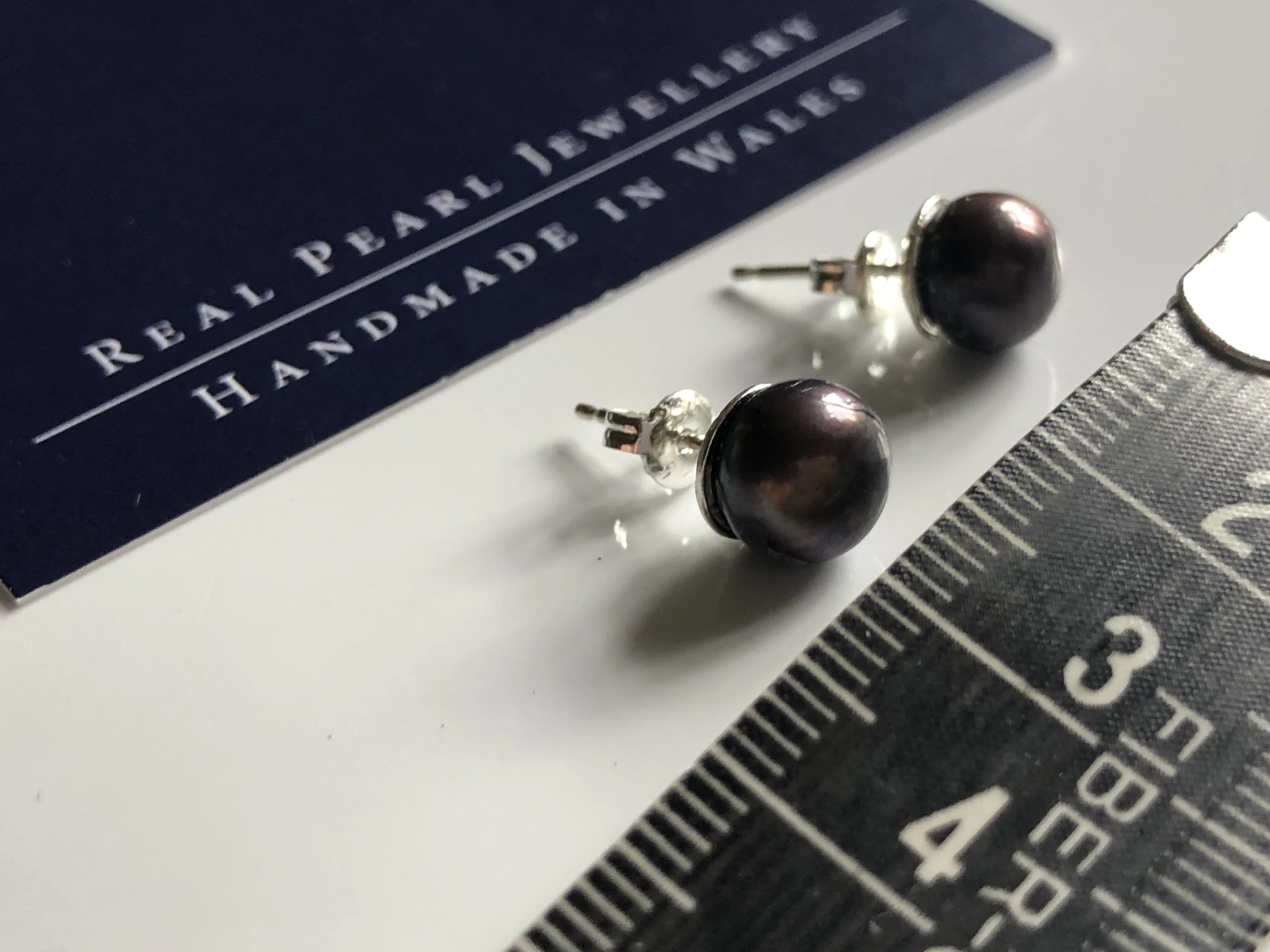 Stud Earrings: Peacock freshwater pearl stud earrings blue/rust
