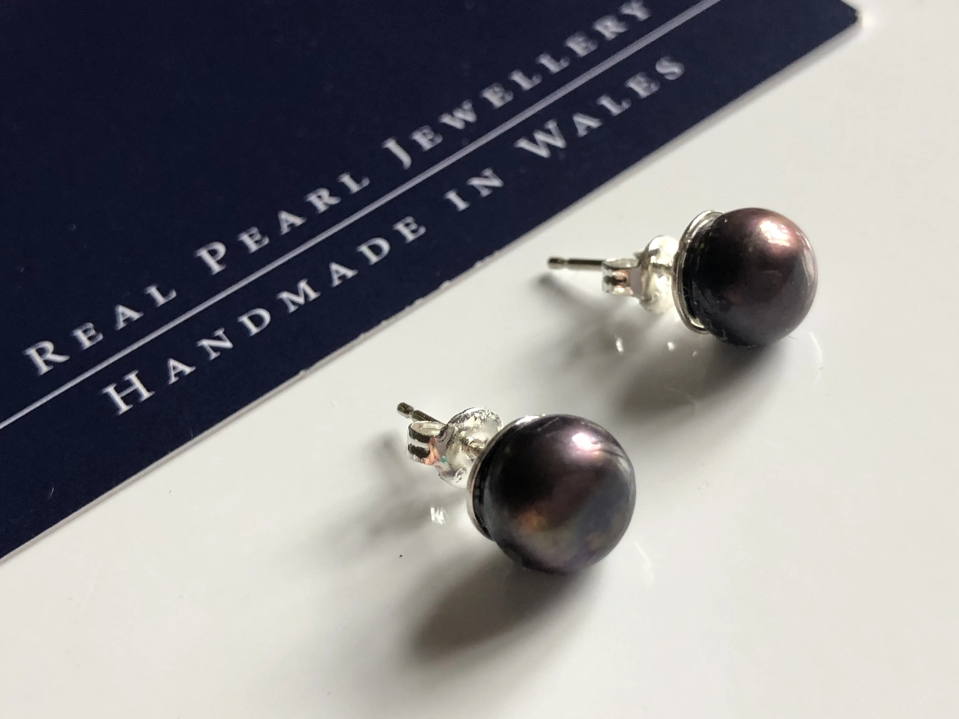 Stud Earrings: Peacock freshwater pearl stud earrings blue/rust
