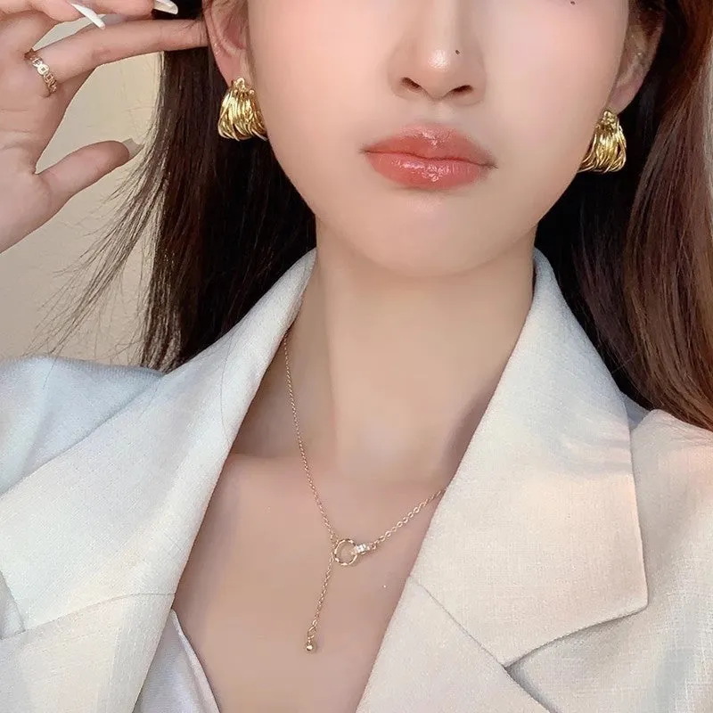 Wholesale Wrapped C-shaped fashionable earrings